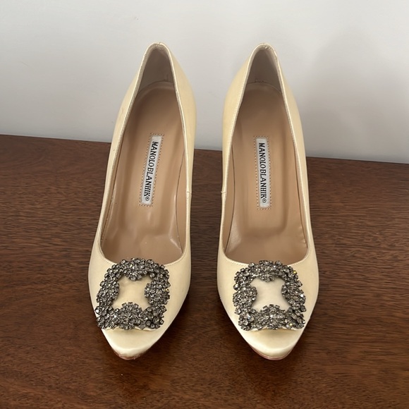 Manolo Blahnik Hangisi Champagne Satin Jewel Buckle Pumps size 37 - Picture 7 of 8